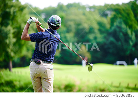Golfer blue sky 83368853