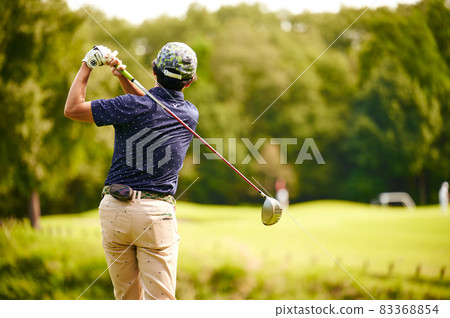Golfer autumn 83368854