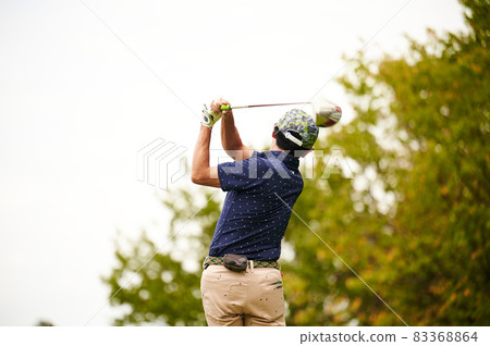 Golfer autumn 83368864