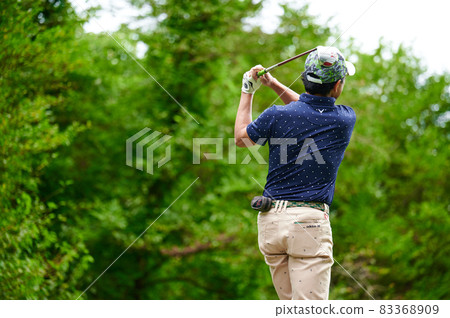 高爾夫球手綠色背景 83368909