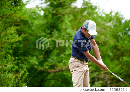 高爾夫球手綠色背景 83368914