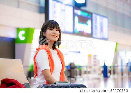Woman traveling at the airport Woman traveling at the airport 83370780