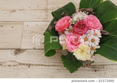 Arranging flower Arranging flower 83371660