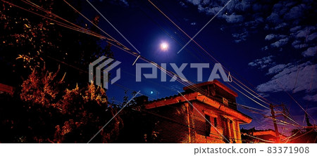 從半夜的小巷看到的夜空中的白月和雲彩 從半夜的小巷看到的夜空中的白月和雲彩 83371908