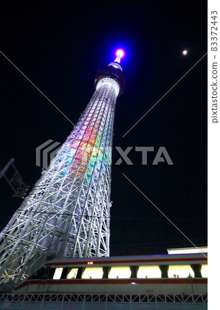 去往天空樹的特快列車以彩虹色照亮 83372443