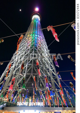 六一兒童節，端午節，許多鯉魚旗在閃亮的天空樹下游泳 83372444