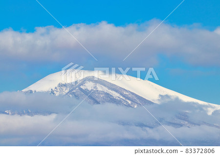 Mt. Asama in the crown of snow 83372806