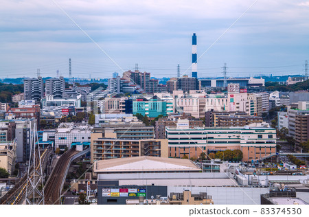 俯瞰地鐵中心南站和站前城市景觀的日本橫濱市容 俯瞰地鐵中心南站和站前城市景觀的日本橫濱市容 83374530
