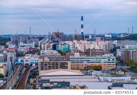 俯瞰地鐵中心南站和站前城市景觀的日本橫濱市容 俯瞰地鐵中心南站和站前城市景觀的日本橫濱市容 83374531