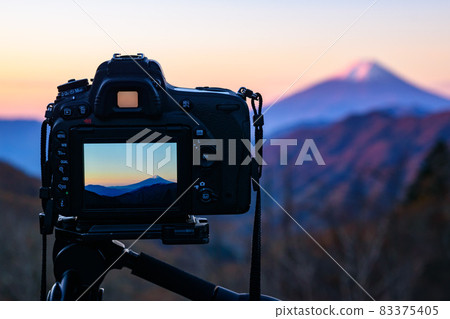 Take a picture of Beni Fuji in late autumn with a single-lens reflex camera 83375405