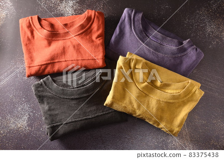 色彩鮮豔的T卹 83375438