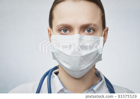 Doctor wearing surgical mask closeup portrait 83375529