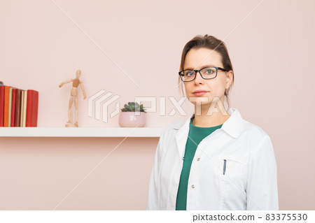 Female doctor portrait in office 83375530