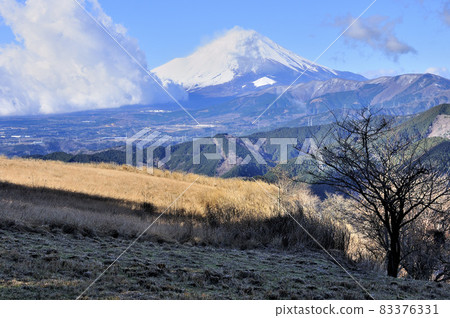 從丹澤山的小野山噴出雲彩的富士山和三國嶺 從丹澤山的小野山噴出雲彩的富士山和三國嶺 83376331