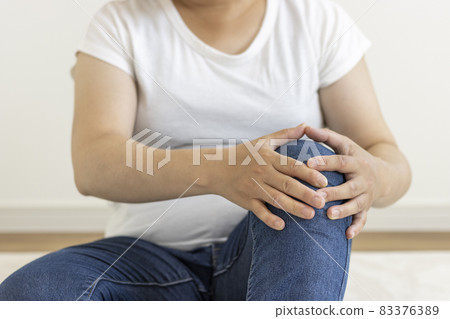 A woman sitting and holding her knees (Japanese, 30s, no face) A woman sitting and holding her knees (Japanese, 30s, no face) 83376389