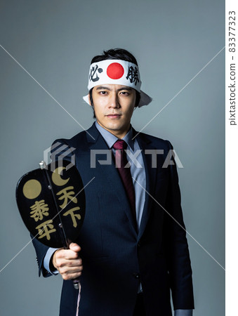一個拿著槍白和勝利頭帶的男人 一個拿著槍白和勝利頭帶的男人 83377323