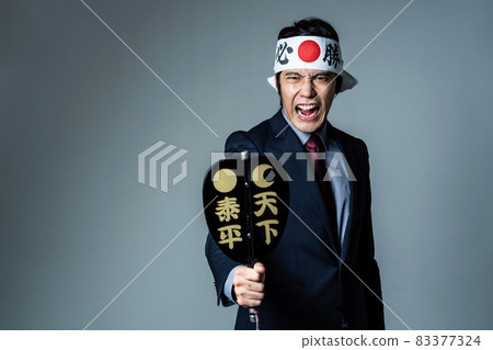 一個拿著槍白和勝利頭帶的男人 一個拿著槍白和勝利頭帶的男人 83377324