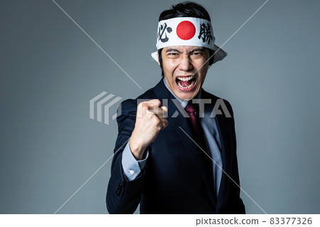 一個戴著勝利頭帶的男人 83377326