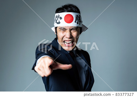 一個戴著勝利頭帶的男人 83377327