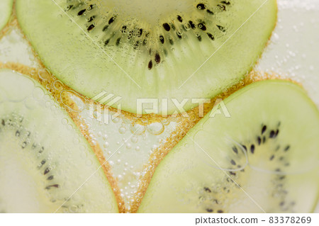 Kiwi slices and air bubbles 83378269