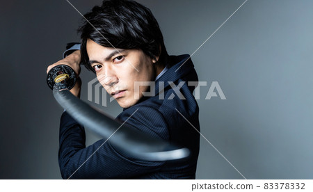 拿著日本刀的商人 83378332