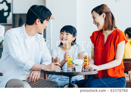 放鬆在咖啡館的年輕家庭 放鬆在咖啡館的年輕家庭 83378760