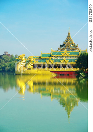 Lake Kandawgyi (Myanmar / Yangon) Lake Kandawgyi (Myanmar / Yangon) 83378840
