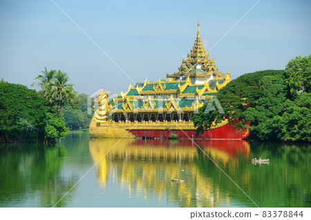 Lake Kandawgyi (Myanmar / Yangon) Lake Kandawgyi (Myanmar / Yangon) 83378844
