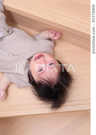 Image of a baby in the second half of life who falls down the stairs and gets injured 83378906