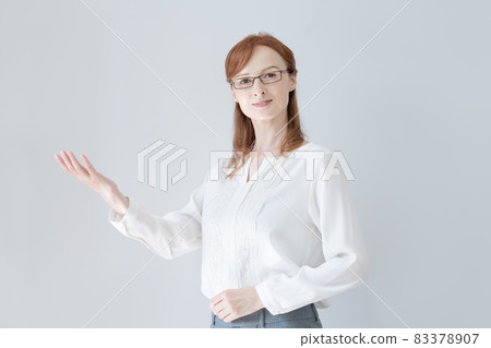 Young Western woman wearing glasses Photographing cooperation: Japanese language school attached to Chuo College of Technology 83378907