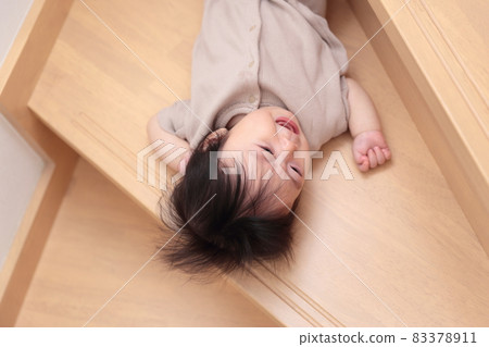 下半生嬰兒從樓梯上摔下來受傷的圖片 83378911