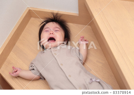Image of a baby in the second half of life who falls down the stairs and gets injured 83378914