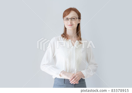 Young Western woman wearing glasses Photographing cooperation: Japanese language school attached to Chuo College of Technology 83378915