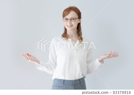 戴眼鏡的年輕西方女性 拍攝合作:中央工業大學附屬日本語學校 戴眼鏡的年輕西方女性 拍攝合作:中央工業大學附屬日本語學校 83378918