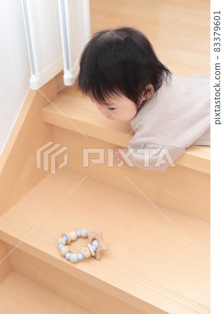 下半生寶寶容易從樓梯上摔下來受傷的圖片 下半生寶寶容易從樓梯上摔下來受傷的圖片 83379601