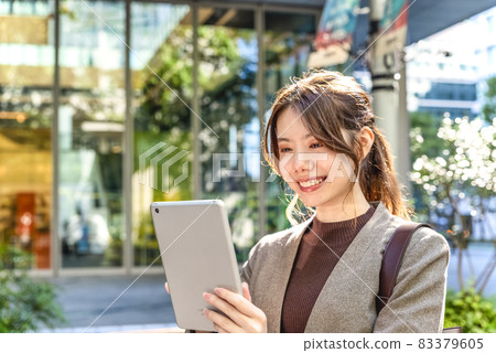 在東京丸之內經營平板電腦的年輕女商人 在東京丸之內經營平板電腦的年輕女商人 83379605