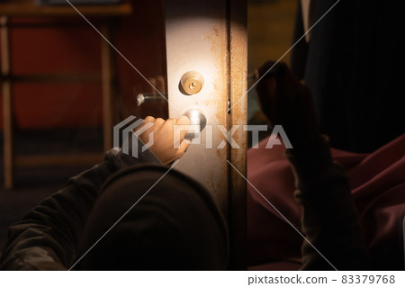 Crime man thief invasion 83379768