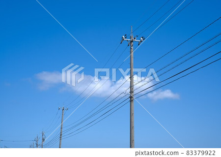 藍天和雲彩和電線桿 83379922