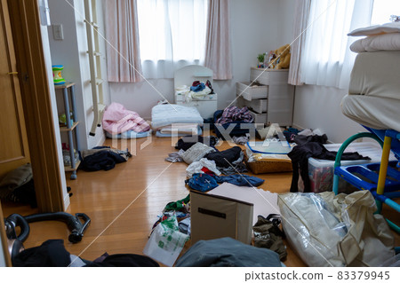 Decluttering change of clothes 83379945