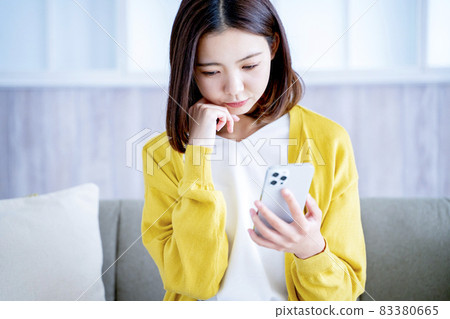 在家觀看智能手機的婦女 在家觀看智能手機的婦女 83380665