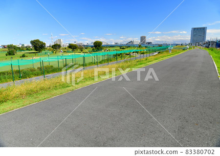 從川崎河濱公園（神奈川縣川崎市）附近眺望多摩川下游 [2021.10] 83380702