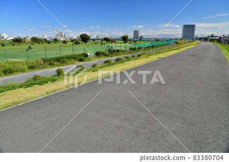 從川崎河濱公園（神奈川縣川崎市）附近眺望多摩川下游 [2021.10] 83380704