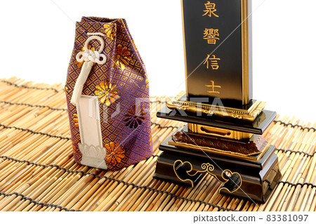 第一個托盤1的托盤上展示的骨灰盒和太平間平板電腦 83381097