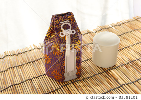 An urn and a brocade bone bag displayed on the tray of the first tray 2 An urn and a brocade bone bag displayed on the tray of the first tray 2 83381101