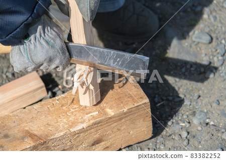 [Make a feather stick with a hatchet] 83382252