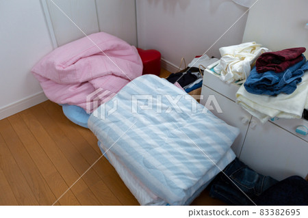 Decluttering: Arrangement of summer comforters 83382695