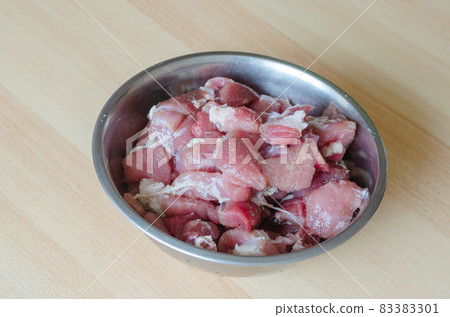 Step by step preparation of homemade chopped ham. Step 1: Saltin 83383301