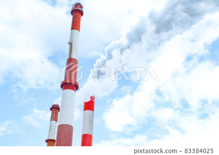 造紙廠的煙囪和煙霧 83384025