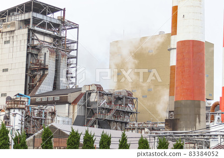 造紙廠的煙囪和煙霧 造紙廠的煙囪和煙霧 83384052