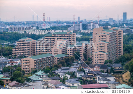 日本橫濱市容在地鐵中央北站附近。橫濱都筑區的公寓景觀 日本橫濱市容在地鐵中央北站附近。橫濱都筑區的公寓景觀 83384139